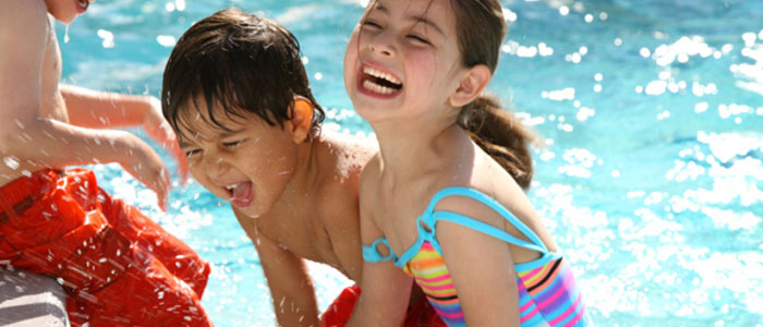 Cuidados para la seguridad de los niños en las piscinas